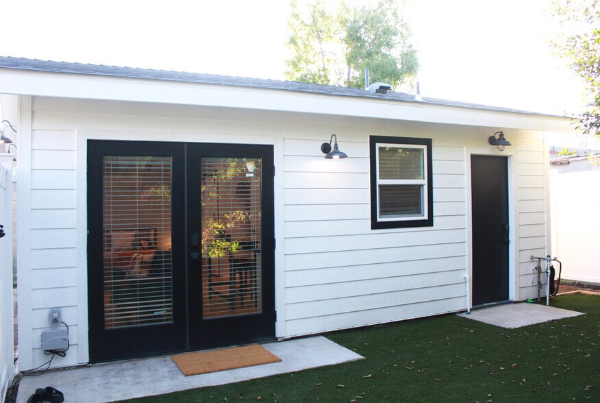 Building Photo - 2147 S Orange Dr