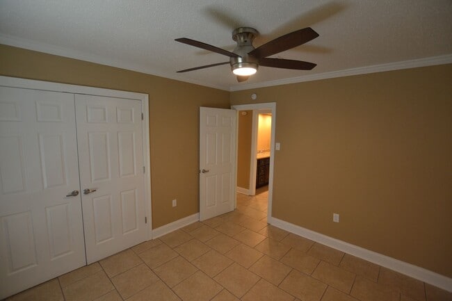 Building Photo - Must See!  Beautifully remodeled 3 bedroom, 2 bath home in Park Forest - Oakcrest Subdv