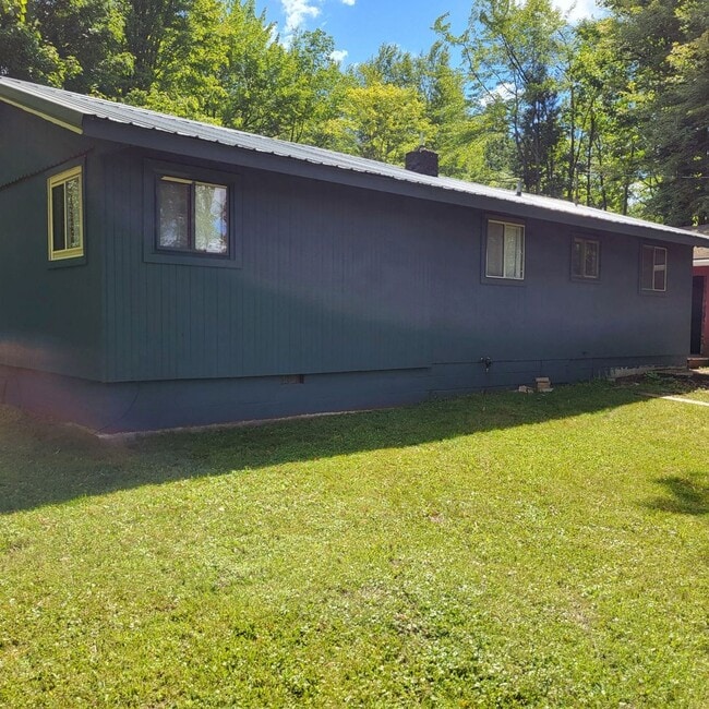 Building Photo - THREE BEDROOM HOME IN QUIET AREA IN CADILLAC
