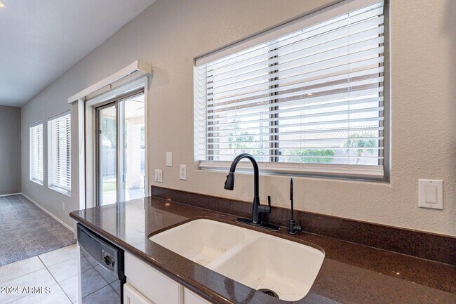 Building Photo - 1245 E San Carlos Way