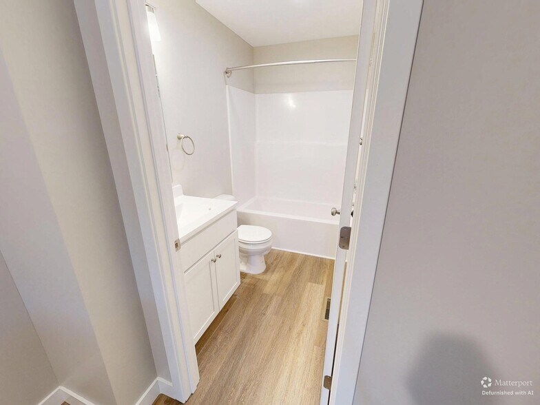 Full bath 1 - 1333 Luke Ln