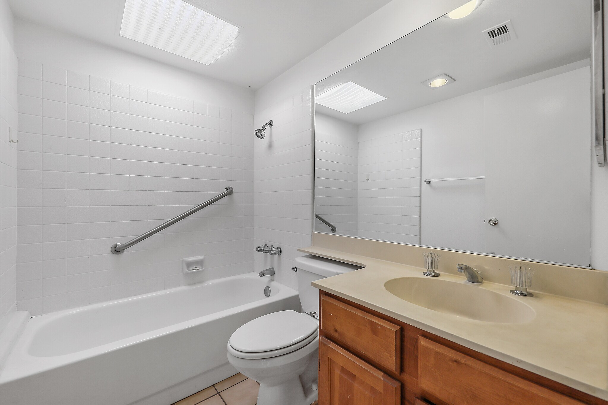 Guest bath - 74239 Santa Rosa Cir