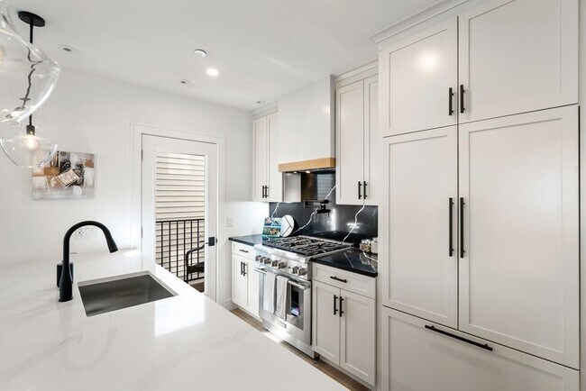 Building Photo - 57 Saratoga St