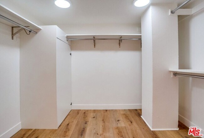 Building Photo - 435 N Oakhurst Dr