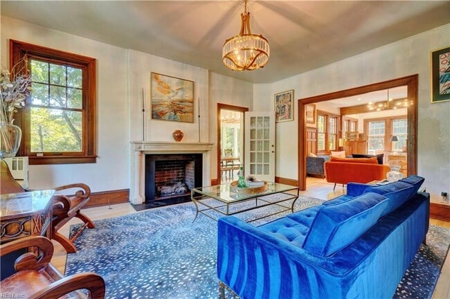 Building Photo - LARCHMONT