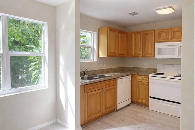 Building Photo - 420 SE 18th Ct