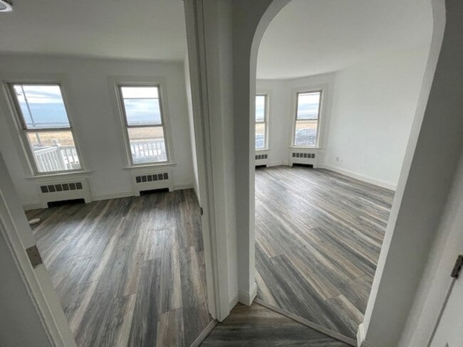Building Photo - Beautiful 2 Bed Right On The Ocean