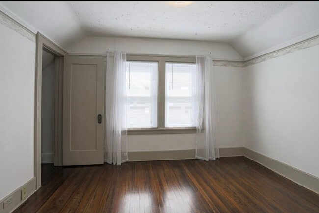 Building Photo - Beautiful 4 Bedroom Home Near Blackstone!