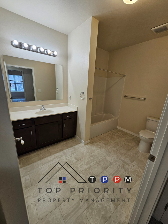 Building Photo - 2 Bedroom | 1 Bathroom Apartment in Cedar ...