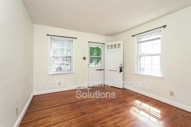 Building Photo - 901 Grayland St