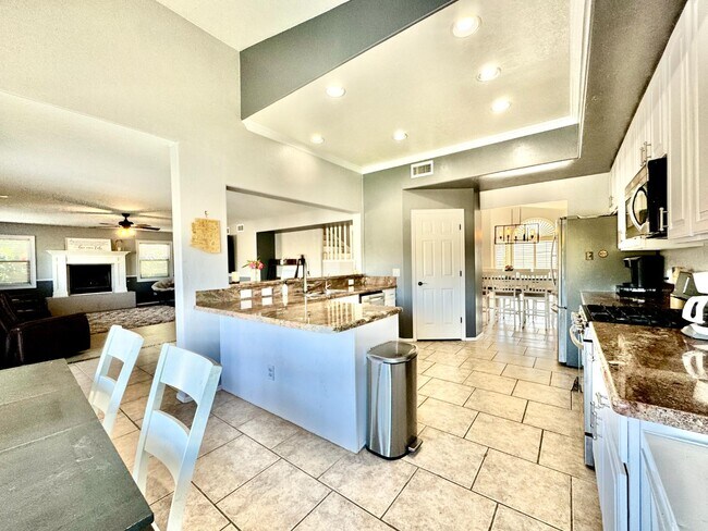 Building Photo - 12768 N Lantern Way