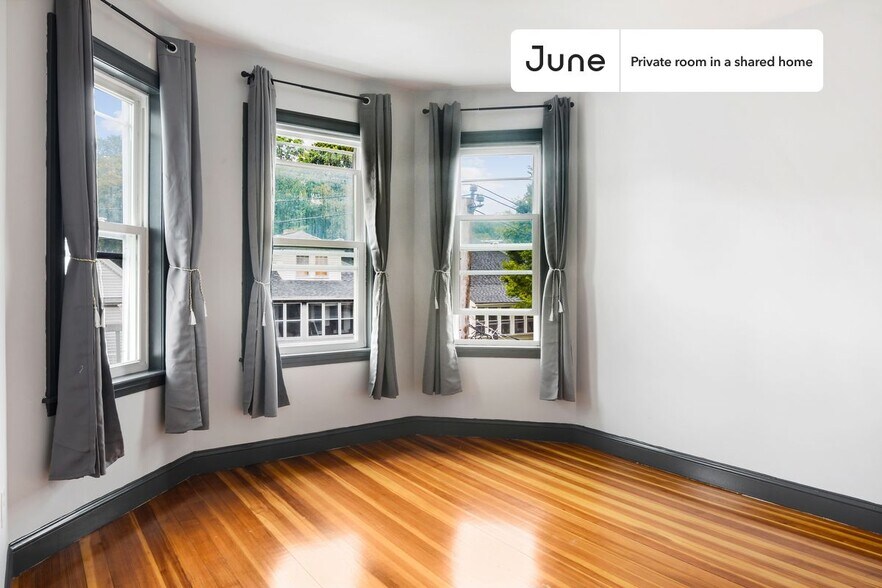 Building Photo - Private bedroom in 4 bed/2 bath Home