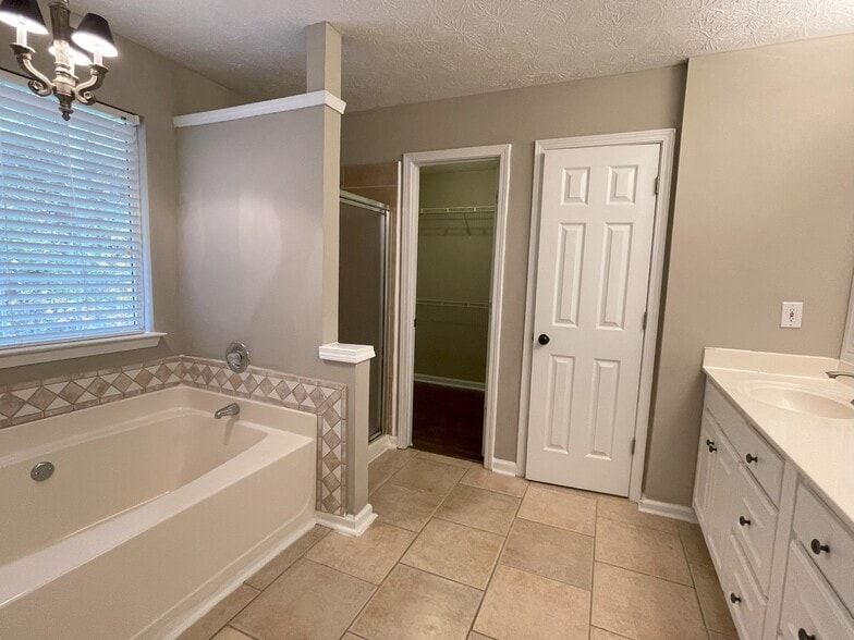 Building Photo - 3790 Oak Park Dr