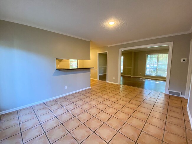 Building Photo - 3 bedroom 2 bathroom near Sycamore View an...