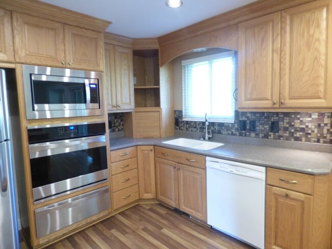 Building Photo - 5 Bd 3 Ba Home in Sandy