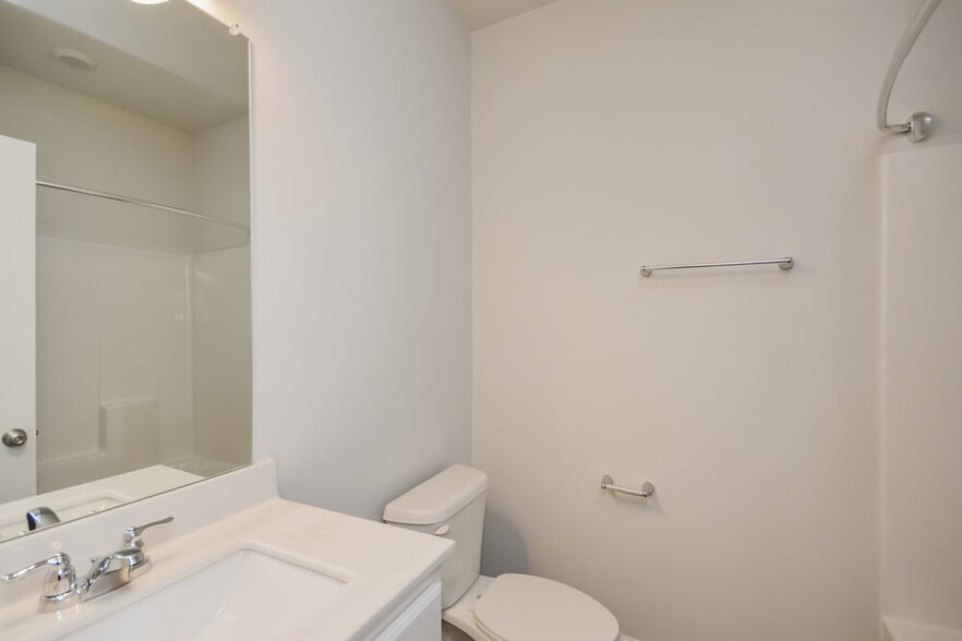 Building Photo - 621 Moorings Ave