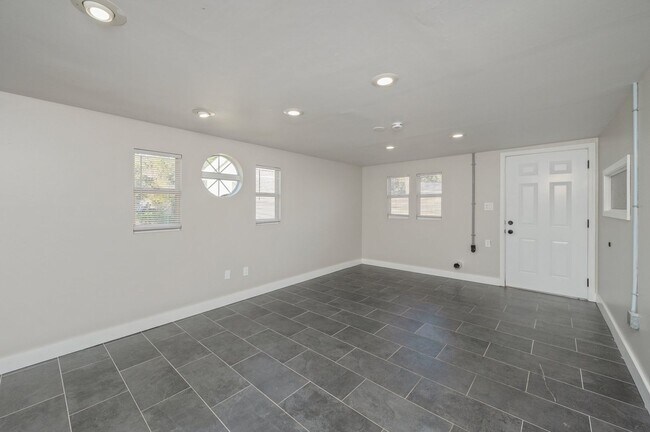 Building Photo - 3 bedroom in Mary Esther Heights!