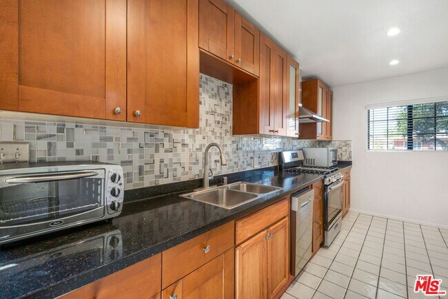 Building Photo - 11882 Ramona Ave