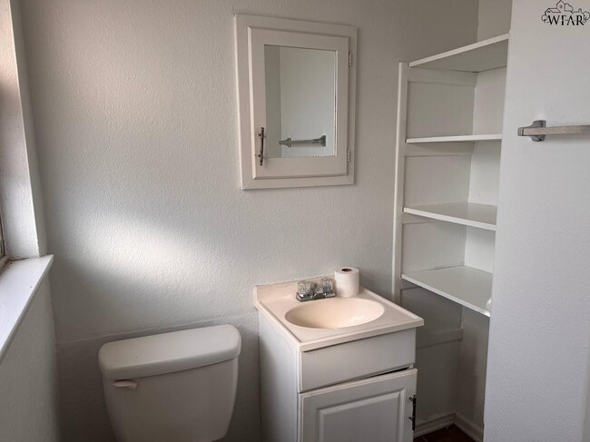 Building Photo - 1813 Westcliff Dr