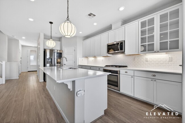 Building Photo - 611 Jade St