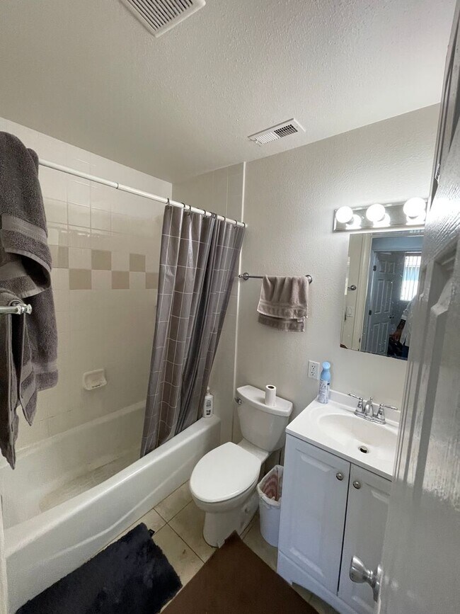 Building Photo - Amazing 4 Bedroom in the Heart of SD!