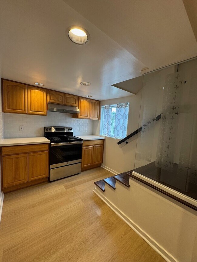 Building Photo - Warm & cozy 5 bed 2.5 bath home in the hea...