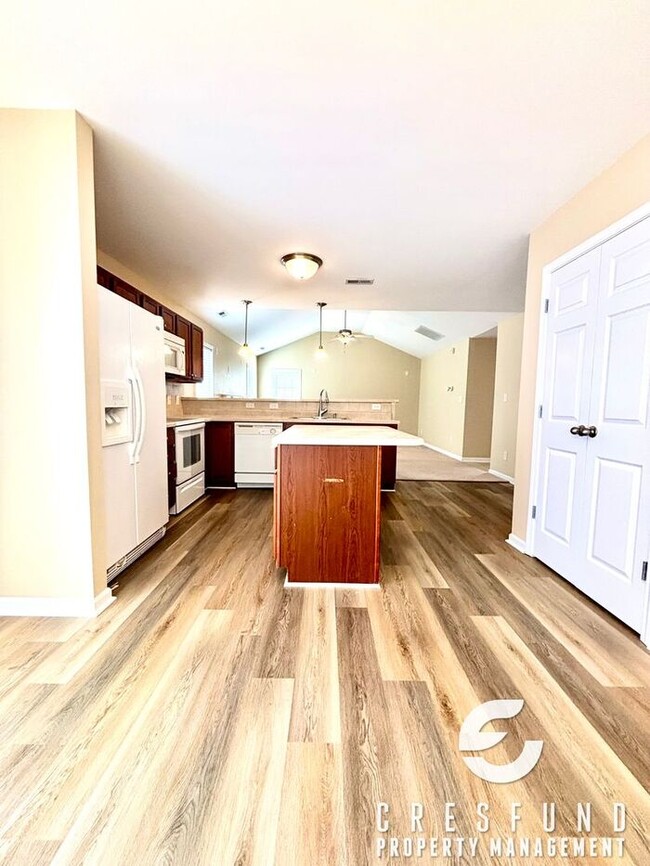 Building Photo - NEW PAINT AND LVP FLOORING! BEAUTIFUL 3 BE...