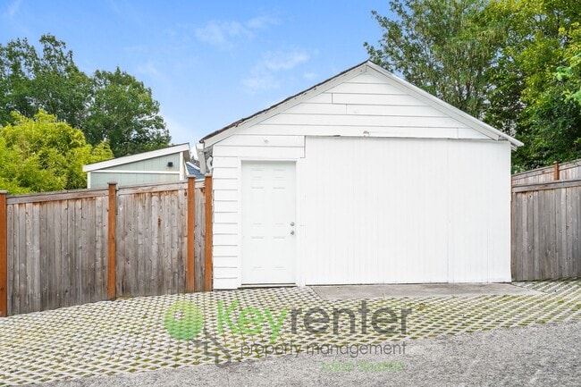 Building Photo - Inviting 3bed Seattle Home with Garage, Yard, and Parking!