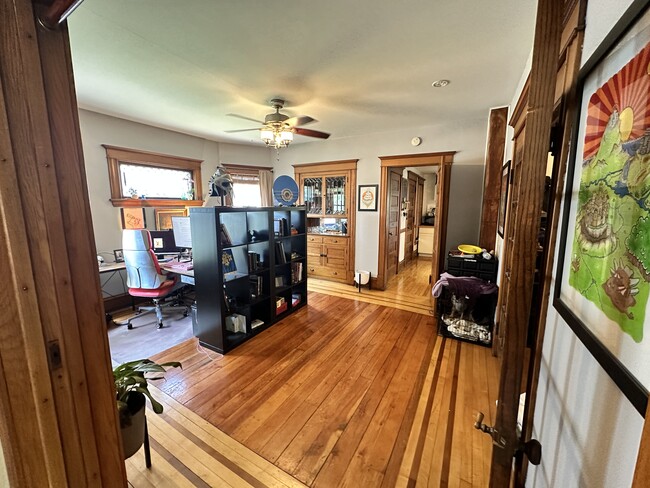 Building Photo - 309 6th Ave NE