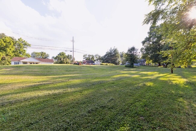 Building Photo - Charming, Fully Finished, 2 Bedroom Home w...