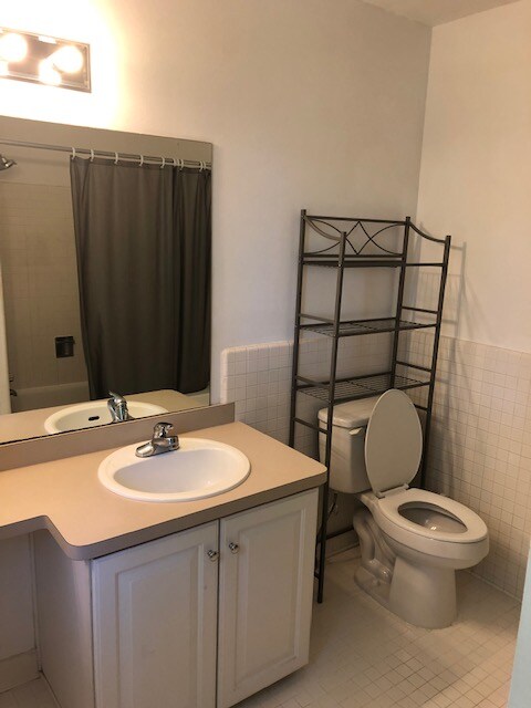 Building Photo - 447 N Fox Hills Dr