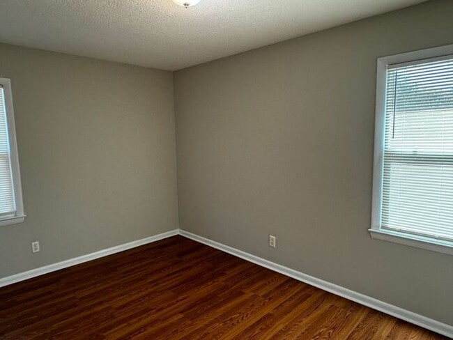 Building Photo - 3 Bedroom 1 Bath in Hope Mills