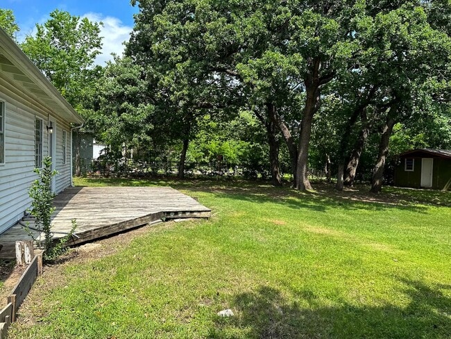 Building Photo - 4 Bedroom / 2 Bath