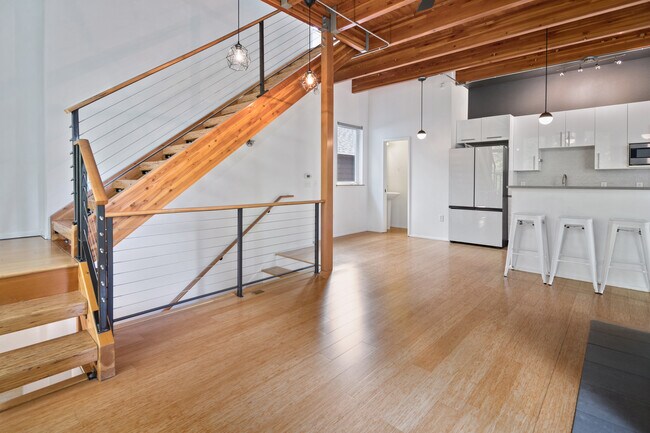 Building Photo - 504 NE Brazee St