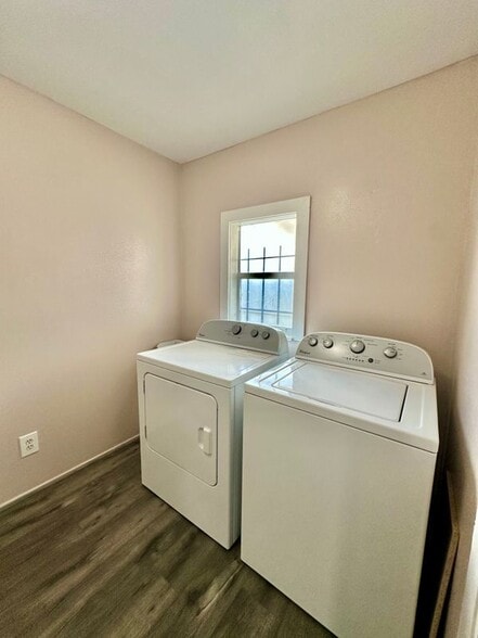 Building Photo - 305 N Live Oak St
