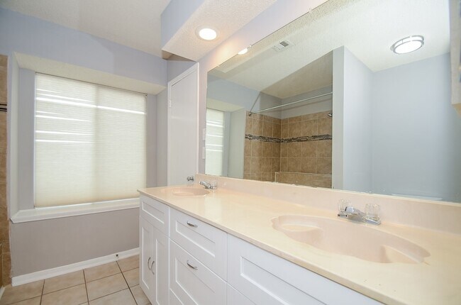 Building Photo - 12722 Ashford Brook Dr