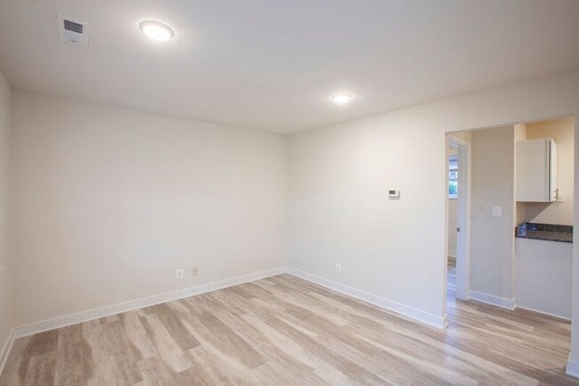 Building Photo - 1000 Monticello Rd