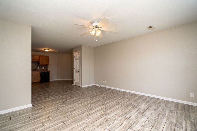 Building Photo - 137 Maureen Dr