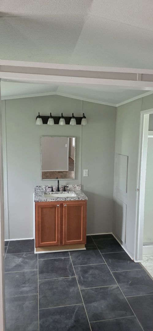 Building Photo - 3 Bed, 2 Bath Single Family