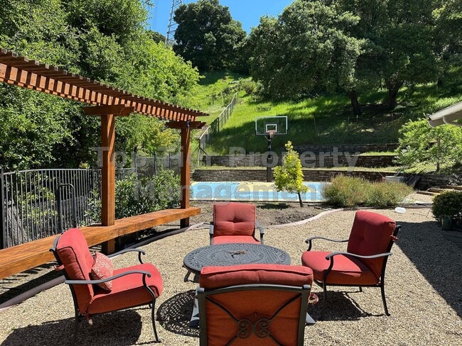 Building Photo - Beautiful 4 Bed, 2 Bath, 2,166 sqft Lafaye...