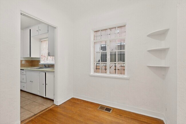 Building Photo - 116 Columbia Dr SE