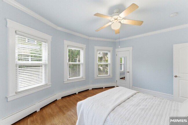 Building Photo - 113 Oak St