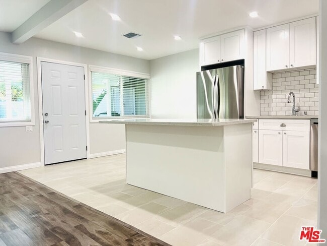 Building Photo - 624 N Toluca Park Dr