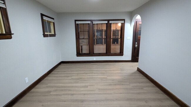 Building Photo - Charming 3 bedroom/1 bath home in the heart of Akron!