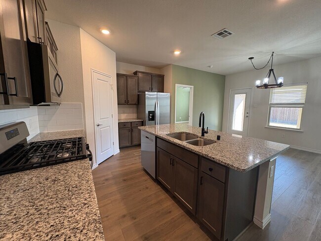 Building Photo - Pristine in Princeton!