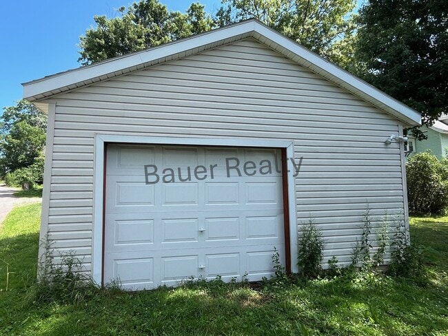 Building Photo - Large Four Bedroom Home