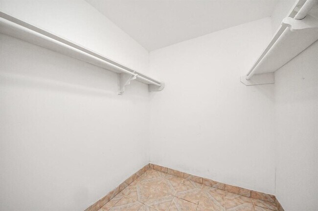Building Photo - 2029 Highland Hills Dr