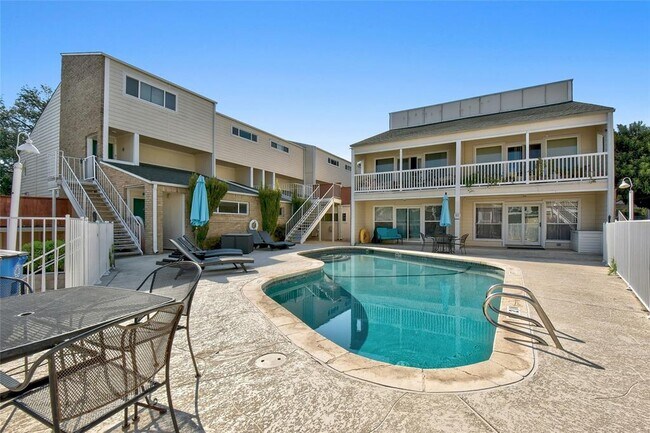 Building Photo - 1818 S Lakeshore Blvd