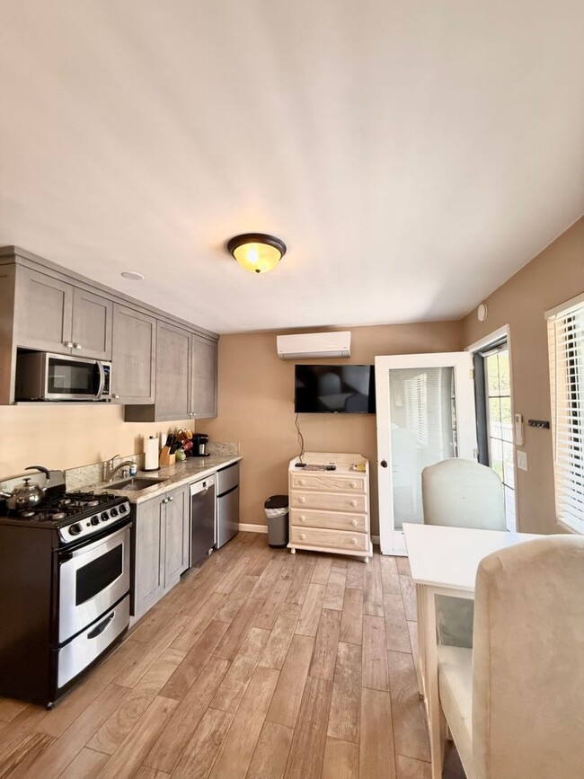 Building Photo - Charming 1 Bed 1 Bath Studio Available 6/1/26!!