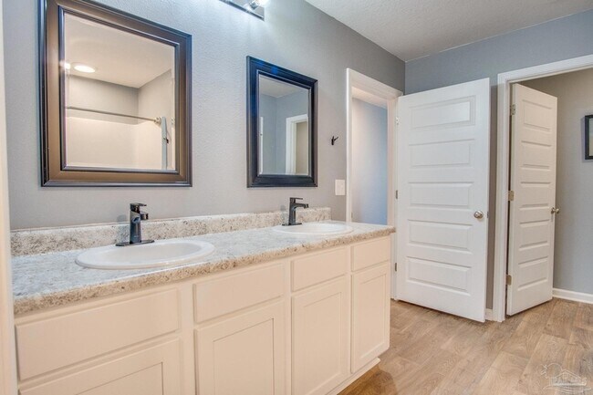 Building Photo - 4668 Red Oak Dr